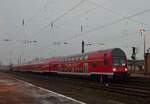 Bei triestem Wetter steht der erste Verstärkerzug des Tages nach Emmerich in Oberhausen.