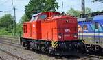 Wedler Franz Logistik GmbH & Co. KG, Potsdam mit  202 822-3 / Lok 15  [NVR-Nummer: 98 80 3202 822-3 D-WFL] am 19.05.22 Durchfahrt Bf. Saarmund.