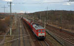 Geführt von 232 283 der WFL rollte dieser Schotterzug mit den beiden Wagenloks 203 114, 203 120 sowie der Schublok 232 141 am 05.03.17 durch Holzweissig Richtung Leipzig. Der Zug diente als Gewicht für eine Brückenbelastungsfahrt bei Camburg auf der Neubaustrecke.