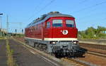 Im bestem Licht fuhr WFL 232 601-5 (92 80 1 232 601-5-D-WFL) am Bahnsteig durch den Bf. Flughafen Berlin-Schönefeld.