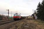 232 333 zu sehen am 12.12.19 mit einem Holzzug bei der Ausfahrt in Pößneck oberer Bahnhof.