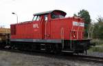 WFL Lok 10 / 346 685-1 am 12.09.2014 vor Bauzug in Anklam.