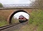 232 356 und 155 222 (WFL) fuhren am 25.04.20 ein Holzzug von Triptis nach Kaufering.
Hier ist der Zug in Neunhofen zu sehen.