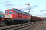 232 283-2 zusammen mit 155 159-7 (beide WFL) und einem vollen Holzzug am 12.3.2021 beim abendlichen Kreuzungshalt am Oberen Bahnhof in Pößneck. Der Zug kam aus Triptis und fuhr nach Kaufering