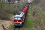 232 356-6 (WFL) mit einem leeren Holzzug am 15.4.2021 auf dem Weg nach Triptis. Hier zu sehen bei der Durchfahrt durch Pößneck. 