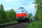 232 333-5 (WFL) am 28.5.2021 mit dem Holzzug aus Triptis bei der Durchfahrt durch Pößneck. Der Zug war auf dem Weg von Triptis nach Kaufering. Am Zugende lief noch 155 159-7 (WFL) mit.
