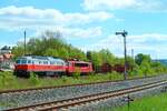 232 333-5 zusammen mit 155 159-7 (beide WFL) am 30.5.2021 mit einem Holzzug zur Beladung in Triptis