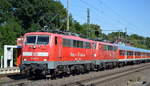 Wedler Franz Logistik GmbH & Co. KG, Potsdam mit den angemieteten DB Gebrauchtzug Loks (Mietpool)  111 067-5  (NVR:  91 80 6111 067-5 D-DB ) und am Haken  111 137-6  (NVR:  91 80 6111 137-6 D-DB ) mit WFL Nahverkehrswagen + Steuerwagen-Garnitur auf dem Weg Richtung Hannover Hbf. wohl zum Ersatzverkehr-Einsatz als S3 in Niedersachsen Raum Hannover lt. Schild in der Lok und am Steuerwagen am 24.08.22 Durchfahrt Bahnhof Niederndodeleben.