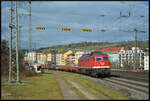 Die WFL 232 535-5 kommt am 26.02.2023 mit einem Ganzzug Flachwagen, beladen mit alten Gleisen, aus dem Würzburger Hbf in Richtung Heidingsfeld um die Kurve.