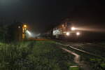 232 535 (WFL) stand am 14.01.22 mit einem Holzzug in Oppurg bei Nebel und Nieselregen.
Der Zug hatte hier einem Kreuzungshalt.
