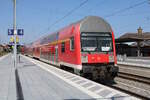 Ein WFL-Ersatzzug verlässt Ansbach als RE80 (Würzburg Hbf - Treuchtlingen) mit einem DR-Doppelstocksteuerwagen (BA 760). Am Schluss schiebt DB 112 105. (20.06.2023)