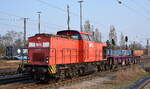 Wedler Franz Logistik GmbH & Co. KG, Potsdam mit ihrer  Lok 21/203 113-6  [NVR-Nummer: 92 80 1203 113-6 D-WFL] hat einen einzelnen polnischen Drehgestell-Flachwagen abgeholt, 04.03.24 Durchfahrt Bahnhof Frankfurt/Oder.