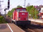 Eine Lok der WFL fhrt als LZ durch Elmshorn in Richtung Hamburg.