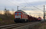 Nachdem 232 283 bereits am Morgen des 22.11.16 mit einem Schotterzug durch Greppin Richtung Bitterfeld rollte, kam diese nach circa 1,5 Stunden wieder durch Greppin Richtung Dessau. WFL hatte einen Teil des Schotterzuges in Bitterfeld abgestellt. Da 232 283 von Bitterfeld bis Greppin auf dem Gegengleis verkehren musste kam 185 034 im Hintergrund zum stehen.