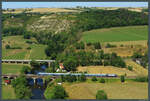 Zwei Kanufahrer und der Ersatzzug der WEE mit 143 295-4 begegnen sich am 24.07.2022 an der Saalebrücke zwischen Bad Kösen und Saaleck.