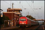 Die WLE Diesellok WLE 22 passiert hier am 7.10.2007 um 18.20 Uhr mit dem Euro Express Partyzug DLR 80084 nach Köln in der Abendsonne das Stellwerk im Bahnhof Hasbergen.