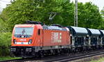 WLE - Westfälische Landes-Eisenbahn GmbH, Lippstadt [D] mit ihrer Lok  82  [NVR-Nummer: 91 80 6187 010-4 D-WLE] und einem Ganzzug Schüttgutwagen am 09.05.23 Vorbeifahrt Bahnhof Dedensen-Gümmer.