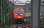Aus Richtung Osten kommend schlich sich am 02.10.2014 die 223 056-3 (WLE 22) mit einem Warsteiner Containerzug nach Hannover Linden-Fischerhof herein.