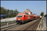 Durchfahrt der WLE Lok 23 Hercules am 23.8.2019 um 12.45 Uhr mit einem Leerzug in Richtung Warstein durch den Bahnhof Erwitte. Rechts sieht man den letzten Wagen des Bierzuges, der auf dem Gegengleis die Zugkreuzung abwarten muss.