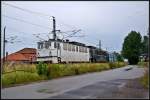 WAB 57 & WAB 52 kommen mit einem Kreidezug von der Insel Rgen.  
Stralsund am 17.07.09 (die Kollegen vom Bahngrn- Vernichtungsdienst sind schon angefordert.:-) )