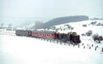 Mit einem Sonderzug ist die DE 0901 der Westfälischen Landeseisenbahn am 18.02.1979 kurz vor Brilon unterwegs.