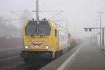 Sie kam aus dem Nebel.Wiebe Maxima 264 011 am 19.11.2012 in Rathenow.