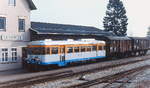 T 31 der Schmalspurbahn Amstetten - Laichingen rangiert im Februar 1985 zwei Güterwagen im Endbahnhof Laichingen an ihre Bestimmungsposition.