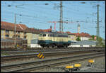 Die Diesellok 215 082-9 der Aggerbahn Eisenbahnverkehrsgesellschaft mbH (MaK - Maschinenbau Kiel GmbH, Baujahr: 1971, Fabriknummer: 2000087, NVR: 90 82 1225 082-7 D-AVOLL) erlitt am 28.04.2024 beim Rangieren in Würzburg Hbf einen Getriebeschaden und musste abgestellt werden. Am Tag danach harte sie auf Gleis 469 in der Nähe der Signalbrücke Ost aus und wartet dort auf ihr weiteres Schicksal. 