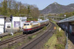 E03 001 mit dem AKE Rheingold in Bad Honnef am 12.04.2025.