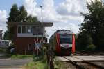 Ein SHB-LINT passiert, auf  seiner Fahrt nach B�sum,das Stellwerk am Kilometer 125 in Heide.Im Hintergrund n�hert sich DE 2700-04 mit einer NOB nach Westerland.Bild vom 26.08.2007.