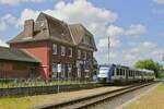 Auf dem Weg nach Eidelstedt fährt der 622 663 der AKN am 21.06.2022 am früheren Bahnhofsgebäude von Bönningstedt vorbei