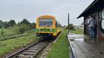NE81 der Staudenbahn bei der Einfahrt im Bahnhof Fischach.