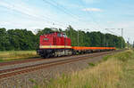 202 481 der Bayernbahn schleppte am 20.07.25 einen kurzen Flachwagenzug durch Jütrichau Richtung Magdeburg.