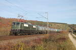 Am 04.11.2025 war 151 001 bei schönstem Herbstwetter mit ihrem Kesselwagenzug auf dem Weg von Ingolstadt nach Treuchtlingen.