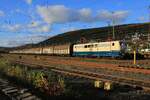 Die neulackierte BayernBahn 151 073 mit dem S�d-Henkel l�sst sich am 30.10.2025 in Gem�nden am Main die abendliche Sonne auf den Lokkasten scheinen.