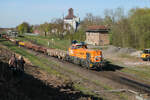 BBL 4185 145-4 passiert Winden (Pfalz) mit einer Reihe beladener Res.