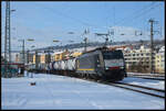 Beacon ES 64 F4 - 023 (E189 923) am 27.01.2026 mit einem KLV-Zug in Würzburg.