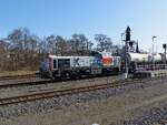 Die Bocholder Eisenbahngesellschaft 9280 4185 126-4 D-NXRL führt am 27.2.2026 einen Kesselwagenzug durch Gera. Standort Bahnsteig 5