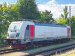 Am 5.8.24 stand in Hennigsdorf b.Berlin eine besondere  Lok aus der TRAXX-Famile in den Übergabegleisen zum Alstom (ex Bombardier)-Werk.
Es handelt sich um 188 004,  Traxx Multi System Locomotive . Die vollständige Nummer lautet:
91 83 2188 004 D-BTK, also noch im Firmeneigentum.
Die Lok war ohne Zulassung in Deutschland und hielt sich hier zu Mess- bzw. Versuchsfahrten auf.
Man beachte auch de schattenhaften  Bombardier -Schriftzug an der Seitenwand und an der Stirn.