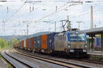 BOXX 193 880 kommt mit einem langen voll ausgelasteten Containerzug durch Eichenberg 20.8.2026