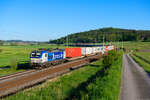 193 883 Boxxpress mit einem Containerzug bei Oberdachstetten Richtung Ansbach, 14.05.2022