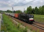 Die ES 64 U2-065 mit einem Containerzug am 05.05.2012 unterwegs bei Wernstein.
