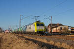 Captrain/ITL 185 541-0 mit einem Ganzzug Kesselwagen auf dem Weg in Richtung Roßlau. Fotografiert am 28.12.2025 in Lübs (bei Magdeburg). 