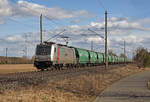 Mit einem Silozug am Haken rollte 186 353 der akiem im Auftrag von Captrain am 01.03.26 durch Wittenberg-Labetz Richtung Dessau.