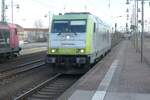 Die solo fahrende 285 119 durchfährt die Nordseite in Dresden Hauptbahnhof im März 2026.