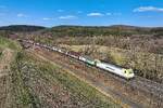 Seit einiger Zeit obliegt dem Unternehmen Captrain die Bef�rderung der sogenannten Red Bull Z�ge auf der Nord-S�d-Strecke. Charakteristisch aus zweiachsigen Schiebewandwagen gebildet, wird darin der bekannte Energie-Drink vom Herstellungsort im �sterreichischen Vorarlberg zu den Nordseeh�fen f�r den weiteren Export nach �bersee transportiert. Den ersten Teil der Wegstrecke bis Ulm f�hrt die �BB, dann wird von Captrain �bernommen. Nat�rlich m�ssen die leeren Waggons auch wieder zur�ck gebracht werden. Eine solche Fahrt konnte ich am Nachmittag des 23. M�rz 2026 dokumentieren, als die 186 158 mit zahlreichen Schiebewandwagen meinen Standpunkt bei Bernhards in Osthessen passierte.  
