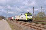185 541 der Captrain schleppte am 13.04.21 einen Containerzug durch Saarmund Richtung Schönefeld.