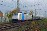 Railpool/Captrain 186 459 zieht ein Kohlezug aus Emmerich gen Rotterdam aus am 19 Oktober 2019.