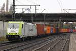 Captrain 185 581-6 mit Containerzug in Hamburg Harburg, November 2016.