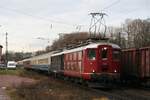 Die beiden Centralbahn Re 4/4 I 10019 & 10008 mit dem j�hrlichen Ski-Sonderzug des Goethe-Gymnasiums Frankfurt im Bahnhof Laufach am 03.01.2007. Der Zug wurde au�erplanm�sig durch Gleis 1 geleitet, da auf dem Durchgangsgleis ein G�terzug auf seine Schiebelok wartete.